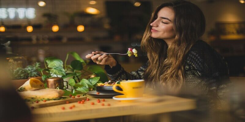 食事している女性
