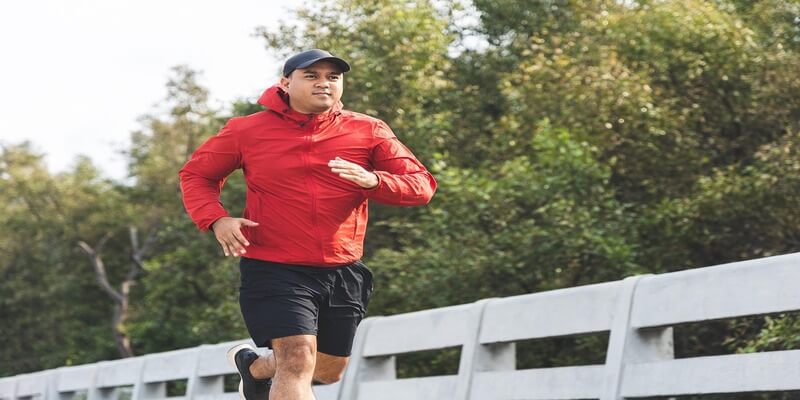 ランニングしている男性